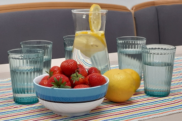 ein gedeckter Tisch mit Wasser und Obst